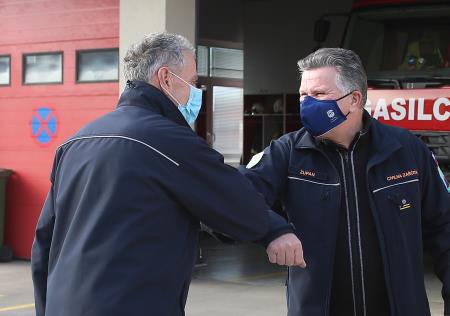 HITRI TEST COVID 19 BEGUNJE PRI CERKNICI SANDI CURK IN ŽUPAN MARKO RUPAR 08 FOTO LJUBO VUKELIČ